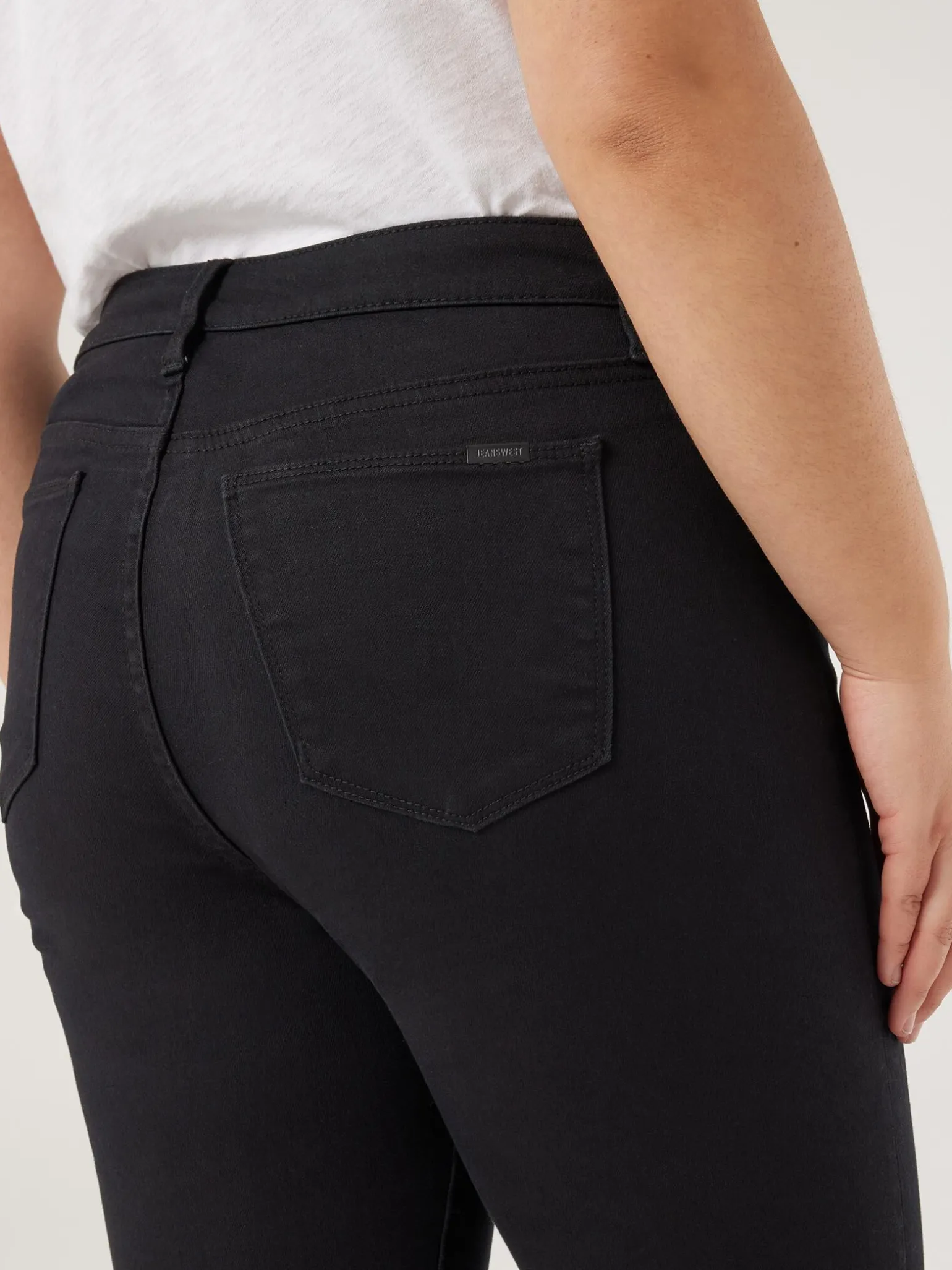 Kara Curve Skinny Capri