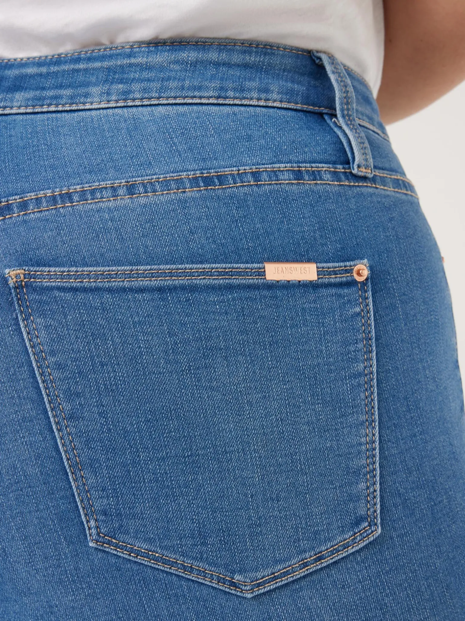 Kara Curve Skinny Capri